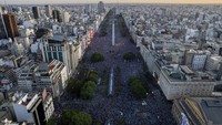 Jutaan orang Argentina pun bersorak sorai padati Ibu Kota saat tim meraih kemenangan. (AP Photo/Rodrigo Abd)