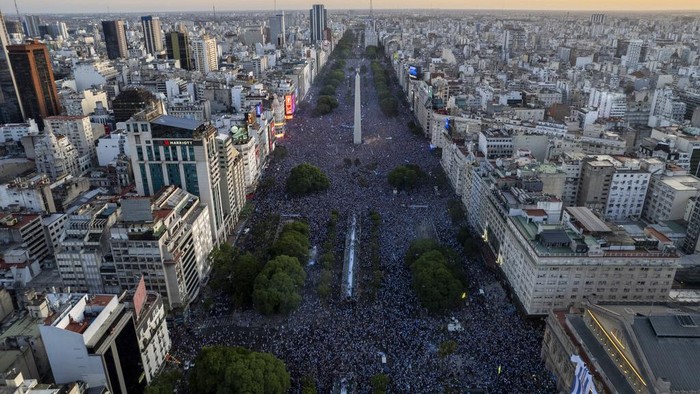 Argentine soccer fans crowd the capital's Obelisk to celebrate their team's World Cup victory over France in Buenos Aires, Argentina, Sunday, Dec. 18, 2022. (AP Photo/Rodrigo Abd