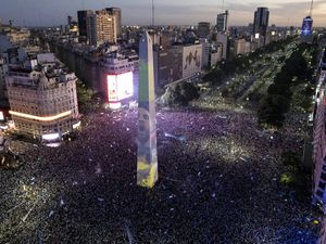 Semarakkan Kemenangan, Warga Argentina Padati Ibu Kota