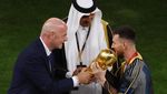 Momen Messi Pakai Jubah Arab Angkat Trofi Piala Dunia 2022