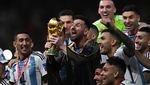 Momen Messi Pakai Jubah Arab Angkat Trofi Piala Dunia 2022