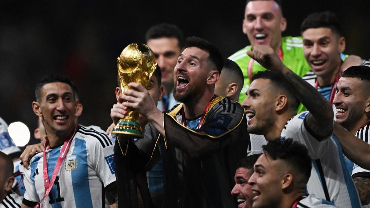 Lionel Messi meminta rakyat Argentina untuk berpesta merayakan juara Piala Dunia 2022 (Reuters/Dylan Martinez)