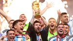 Momen Messi Pakai Jubah Arab Angkat Trofi Piala Dunia 2022