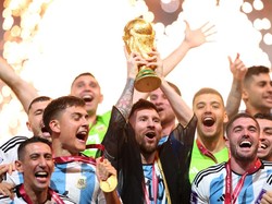 Senyum lebar terpancar dari wajah Messi. Messi bersama rekan senegaranya terlihat begitu bahagia mengangkat trofi tersebut. Foto: Getty Images/Marc Atkins