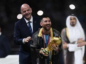 Messi Pakai Jubah Arab Saat Terima Trofi Piala Dunia 2022, Jadi Perdebatan