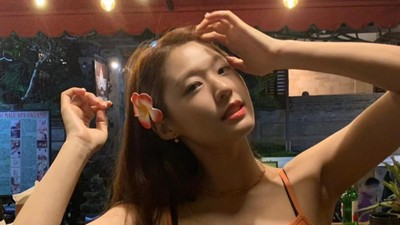 8 Gaya Seksi Seolhyun AOA Liburan ke Bali, Tak Kapok Diserang Monyet