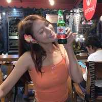 Semakin melokal, Seolhyun AOA pamer foto minum bir bintang. Sejumlah warganet membicarakan penampilannya karena menjadi model Kloud Beer di negara asalnya. Foto: Instagram