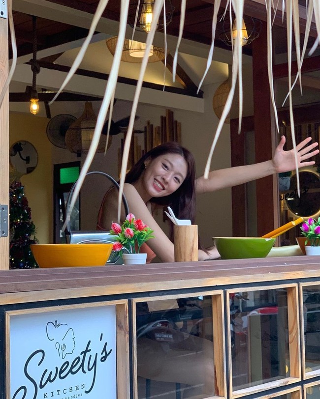 Hingga akhirnya Minggu (18/12/2022), Seolhyun AOA membagikan fotonya nongkrong di sebuah restoran lewat postingan Instagram. Seolhyun terlihat santai memakai tank top oranye dengan celana pendek denim dan sendal jepit. Foto: Instagram