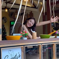 Hingga akhirnya Minggu (18/12/2022), Seolhyun AOA membagikan fotonya nongkrong di sebuah restoran lewat postingan Instagram. Seolhyun terlihat santai memakai tank top oranye dengan celana pendek denim dan sendal jepit. Foto: Instagram