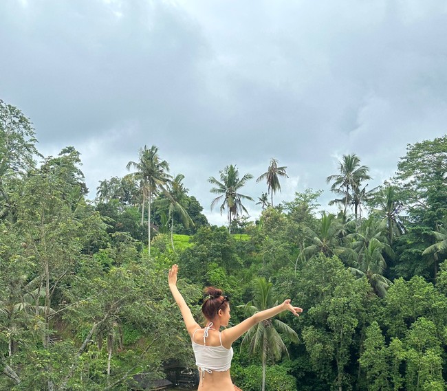 Dalam sebuah foto, Seolhyun AOA terlihat menikmati pemandangan hijau di tengah cuaca panas. Kontras dengan cuaca di Korea Selatan yang saat ini dihujani salju. Foto: Instagram