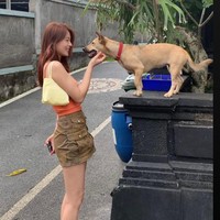 Sebagai pecinta anjing, Seolhyun AOA merasa gemas setelah bertemu seekor anjing ras Kintamani di jalanan Ubud. Foto: Instagram