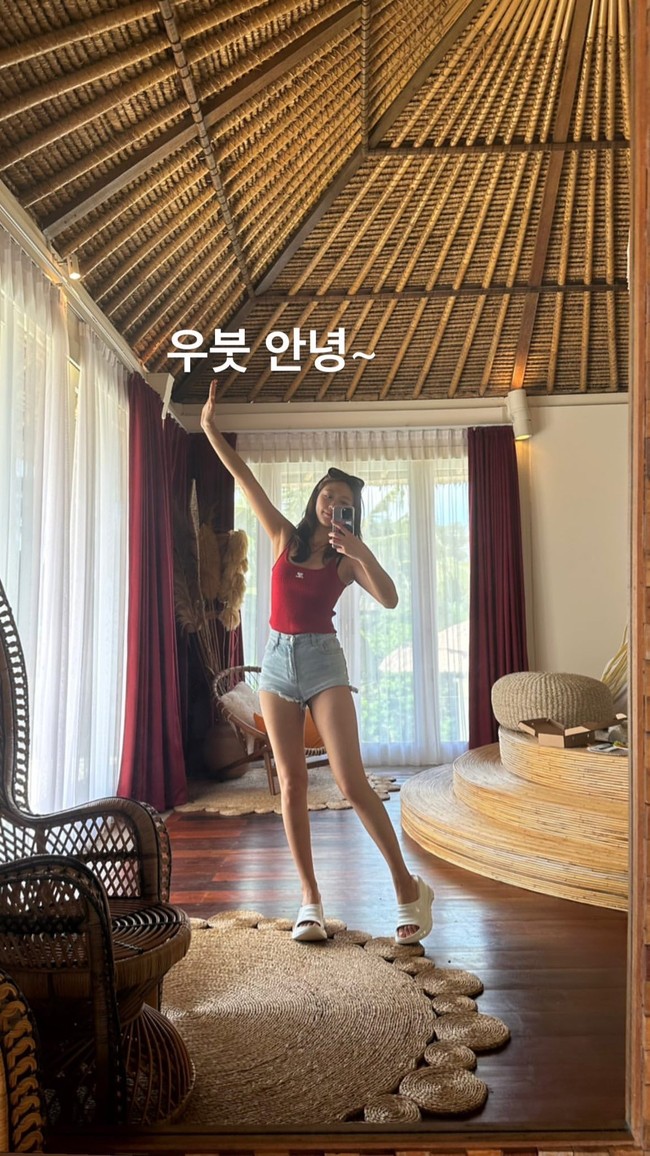 “Hi ubud!” tulis Seolhyun AOA sebagai caption fotonya hari ini, Senin (19/12/2022). Dia terlihat memakai kacamata hitam dalam balutan tank top merah dan hot pants. Foto: Instagram