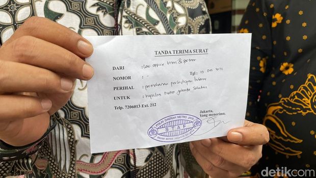 Seorang pria berinisial AM (34) membuat aduan di Polres Metro Jakarta Selatan. AM mengaku uang biaya nikah Rp 87 juta dibawa kabur calon istrinya, SA (22). (Silvia Ng/detikcom)