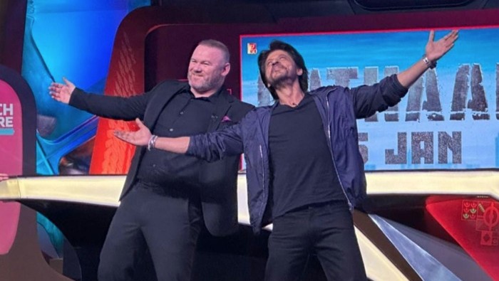 Heboh Shah Rukh Khan Ajak Wayne Rooney Pose Ikonik di Final Piala Dunia