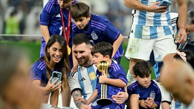 So Sweet, Messi Rayakan Juara Piala Dunia Bersama Istri dan Anak