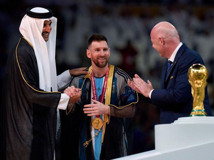Tuai Polemik, Ini Momen Saat Messi Pakai Jubah Bisht Khas Arab