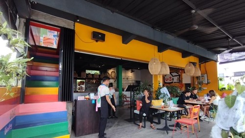 Suasana pelayanan oleh penyandang tunarungu di Inklusiv Warung, Minggu (18/12/2022). Foto: Nuranda Indrajaya/detikBali