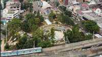 Taman Literasi Martha Tiahahu ini tempat membaca di ruang terbuka yang nyaman di Jakarta. Mudah dijangkau dengan transportasi publik. Kalau mau liburan ke sana, ini alamatnya: Jl. Sisingamangaraja, Melawai, Jakarta Selatan. Foto: (Ade Irawan via IG @tamanliterasi.jkt)