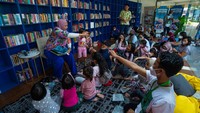 Ada 3.000-an koleksi buku Perpustakaan DKI Jakarta yang bisa dipinjam. Cukup dengan memindai barcode yang tersedia di taman melalui ponsel pintarmu. Foto: (Irwan Citrajaya/PT Integrasi Transit Jakarta)