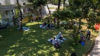 Fasilitas baru yakni aneka gerai makanan-minuman yang bikin makin betah nongkrong di taman, apalagi saat liburan antara lain: BTM by Bang Udin, Cortes Monet Cafe, D’Lanier, ISMAYA, Moss Life Coffee Shop, dan Paparyo – Pasta by the Park. “Harapannya dengan hadirnya berbagai gerai di taman, pengunjung dapat merasa lebih nyaman, homey, dan happy. Kita ingin membangkitkan minat warga Jakarta untuk membaca di ruang publik guna mendukung Jakarta sebagai Kota Literatur Dunia, oleh karenanya perlu ada aspek pendukung salah satunya dengan berkolaborasi dengan berbagai pihak khususnya dengan gerai food & beverages.” ujar Direktur Utama PT Integrasi Transit Jakarta, Ferdiansyah Roestam. Foto: (Irwan Citrajaya/PT Integrasi Transit Jakarta)