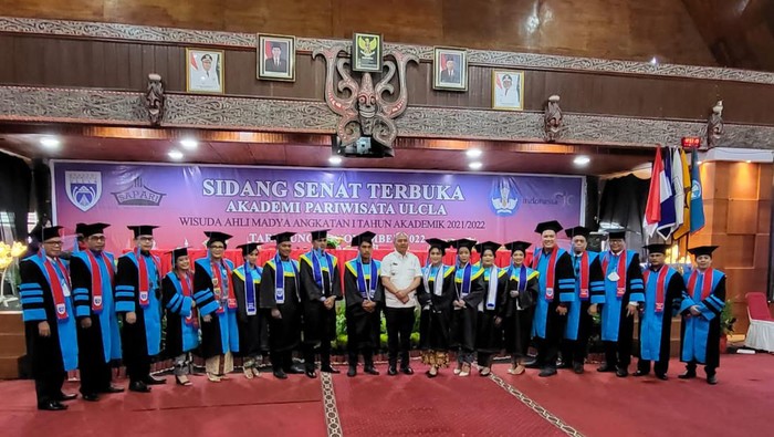 Akademi Pariwisata Ulcla Tarutung menamatkan delapan mahasiswa angkatan I di Gedung Sopo Partungkoan Tarutung. Istimewa