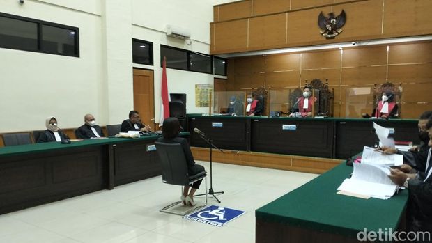 Terdakwa Nikita Mirzani terlihat emosi di ruang persidangan PN Serang. Ia mendorong mik dan melempar berkas saat sidang diputuskan ditunda. (Bahtiar R/detikcom)