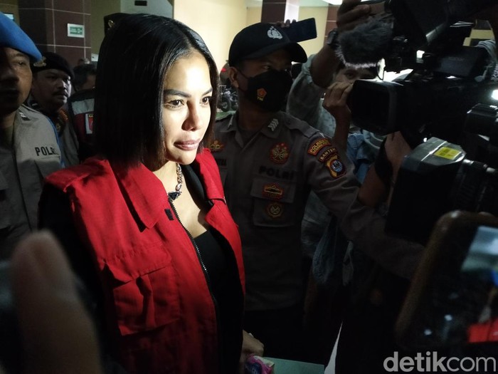 Terdakwa Nikita Mirzani terlihat emosi di ruang persidangan PN Serang. Ia mendorong mik dan melempar berkas saat sidang diputuskan ditunda. (Bahtiar R/detikcom)