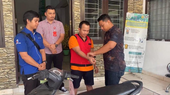 Tersangka pendahan motor curian di Jambi dibebaskan. (Foto: Istimewa)