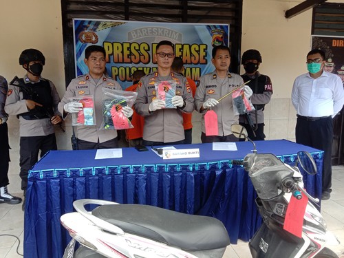 Tiga pelaku begal yang beraksi saat mabuk miras di Jalan Kota Mataram dibekuk polisi, Senin (19/12/2022). (Foto: Ahmad Viqi/detikBali)