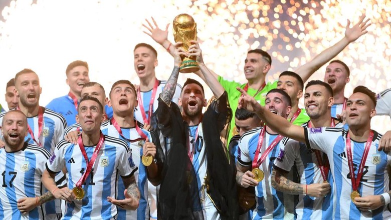 LUSAIL CITY, QATAR - DECEMBER 18: Lionel Messi of Argentina lifts the FIFA World Cup Qatar 2022 Winners Trophy during the FIFA World Cup Qatar 2022 Final match between Argentina and France at Lusail Stadium on December 18, 2022 in Lusail City, Qatar. (Photo by Dan Mullan/Getty Images)