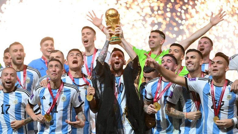 Timnas Argentina LUSAIL CITY, QATAR - DECEMBER 18: Lionel Messi of Argentina lifts the FIFA World Cup Qatar 2022 Winners Trophy during the FIFA World Cup Qatar 2022 Final match between Argentina and France at Lusail Stadium on December 18, 2022 in Lusail City, Qatar. (Photo by Dan Mullan/Getty Images)