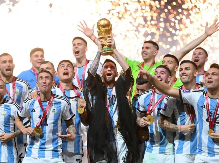 LUSAIL CITY, QATAR - DECEMBER 18: Lionel Messi of Argentina lifts the FIFA World Cup Qatar 2022 Winner's Trophy during the FIFA World Cup Qatar 2022 Final match between Argentina and France at Lusail Stadium on December 18, 2022 in Lusail City, Qatar. (Photo by Dan Mullan/Getty Images)