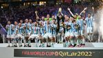 Momen Messi Pakai Jubah Arab Angkat Trofi Piala Dunia 2022