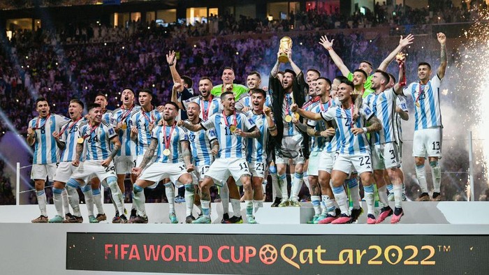 LUSAIL CITY, QATAR - DECEMBER 18: Coach Lionel Scaloni of Argentina, Franco Armani of Argentina, Juan Foyth of Argentina, Nicolas Tagliafico of Argentina, Gonzalo Montiel of Argentina, Leandro Paredes of Argentina, German Pezzella of Argentina, Rodrigo De Paul of Argentina, Marcos Acuna of Argentina, Julian Alvarez of Argentina, Lionel Messi of Argentina, Angel Di Maria of Argentina, Geronimo Rulli of Argentina, Cristian Romero of Argentina, Exequiel Palacios of Argentina, Angel Correa of Argentina, Thiago Almada of Argentina, Alejandro Gomez of Argentina, Guido Rodriguez of Argentina, Nicolas Otamendi of Argentina, Alexis Mac Allister of Argentina, Paulo Dybala of Argentina, Lautaro Martinez of Argentina, Damian Martinez of Argentina, Enzo Fernandez of Argentina, Lisandro Martinez of Argentina and Nahuel Molina of Argentina celebrating with trophy after the Final - FIFA World Cup Qatar 2022 match between Argentina and France at the Lusail Stadium on December 18, 2022 in Lusail City, Qatar (Photo by Pablo Morano/BSR Agency/Getty Images)