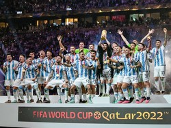 Kapten Argentina, Lionel Messi, akhirnya bisa menyempurnakan karier dengan juara Piala Dunia 2022. Ketika mengangkat trofi, Messi begitu terlihat bahagia. Foto: Getty Images/BSR Agency
