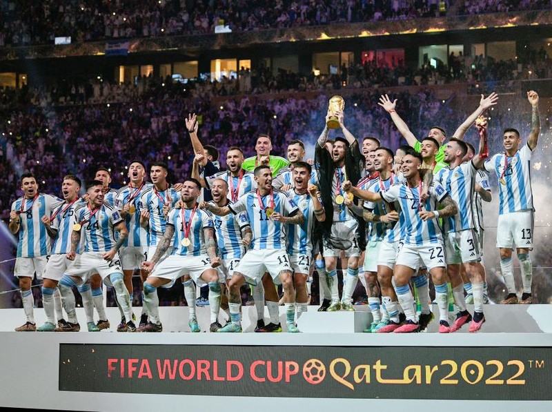 LUSAIL CITY, QATAR - DECEMBER 18: Coach Lionel Scaloni of Argentina, Franco Armani of Argentina, Juan Foyth of Argentina, Nicolas Tagliafico of Argentina, Gonzalo Montiel of Argentina, Leandro Paredes of Argentina, German Pezzella of Argentina, Rodrigo De Paul of Argentina, Marcos Acuna of Argentina, Julian Alvarez of Argentina, Lionel Messi of Argentina, Angel Di Maria of Argentina, Geronimo Rulli of Argentina, Cristian Romero of Argentina, Exequiel Palacios of Argentina, Angel Correa of Argentina, Thiago Almada of Argentina, Alejandro Gomez of Argentina, Guido Rodriguez of Argentina, Nicolas Otamendi of Argentina, Alexis Mac Allister of Argentina, Paulo Dybala of Argentina, Lautaro Martinez of Argentina, Damian Martinez of Argentina, Enzo Fernandez of Argentina, Lisandro Martinez of Argentina and Nahuel Molina of Argentina celebrating with trophy after the Final - FIFA World Cup Qatar 2022 match between Argentina and France at the Lusail Stadium on December 18, 2022 in Lusail City, Qatar (Photo by Pablo Morano/BSR Agency/Getty Images)