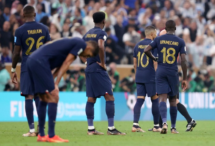 LUSAIL CITY, QATAR - DECEMBER 18: France players show dejection after Argentinas third goal during the FIFA World Cup Qatar 2022 Final match between Argentina and France at Lusail Stadium on December 18, 2022 in Lusail City, Qatar. (Photo by Julian Finney/Getty Images)