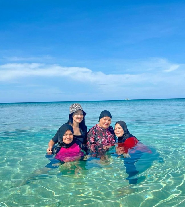 Bersama keluarganya Titi terlihat ikut berendam dan bermain air di sana. Penampilan Titi pun berhasil mencuri atensi. Istri Christian Sugiono itu tampil cantik dengan pakaian yang tertutup. Foto: Instagram/@titi_kamall