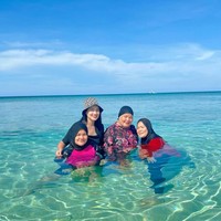 Bersama keluarganya Titi terlihat ikut berendam dan bermain air di sana. Penampilan Titi pun berhasil mencuri atensi. Istri Christian Sugiono itu tampil cantik dengan pakaian yang tertutup. Foto: Instagram/@titi_kamall