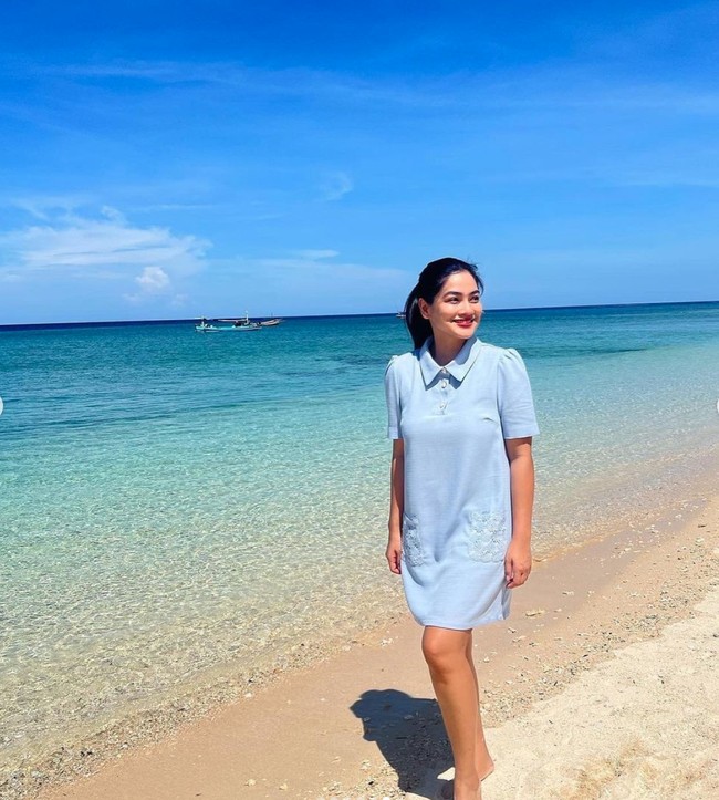 Gaya Titi saat berlibur di pantai pun berhasil curi atensi hingga membuatnya banjir pujian netizen. Tak sedikit yang memuji pakaiannya yang tetap terlihat sopan dan tertutup meski tengah bermain di pantai. Foto: Instagram/@titi_kamall