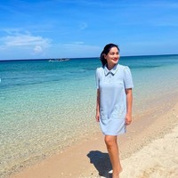 Gaya Titi saat berlibur di pantai pun berhasil curi atensi hingga membuatnya banjir pujian netizen. Tak sedikit yang memuji pakaiannya yang tetap terlihat sopan dan tertutup meski tengah bermain di pantai. Foto: Instagram/@titi_kamall