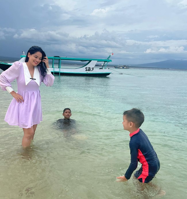 Berlibur bersama kedua putranya, Titi juga terlihat mengawasi dan menemani kedua anaknya itu saat bermain di pantai. Dengan rambut panjang yang dibiarkan terurai dan pulasan makeup natural, Titi tampil cantik mengenakan dress lengan panjang berwarna ungu. Foto: Instagram/@titi_kamall