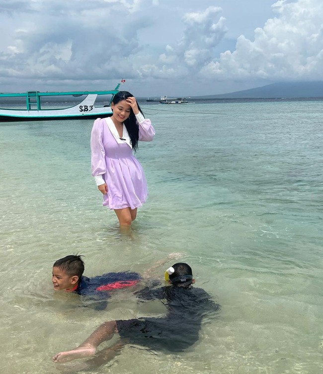 Kedua putra Titi Kamal itu tampak begitu senang bermain di laut sambil ditemani oleh Titi. Diketahui kepergian Titi ke Banyuwangi sendiri sebenarnya untuk keperluan syuting. Ibu bersama kedua putranya yang kemudian menyusulnya. Foto: Instagram/@titi_kamall