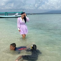 Kedua putra Titi Kamal itu tampak begitu senang bermain di laut sambil ditemani oleh Titi. Diketahui kepergian Titi ke Banyuwangi sendiri sebenarnya untuk keperluan syuting. Ibu bersama kedua putranya yang kemudian menyusulnya. Foto: Instagram/@titi_kamall