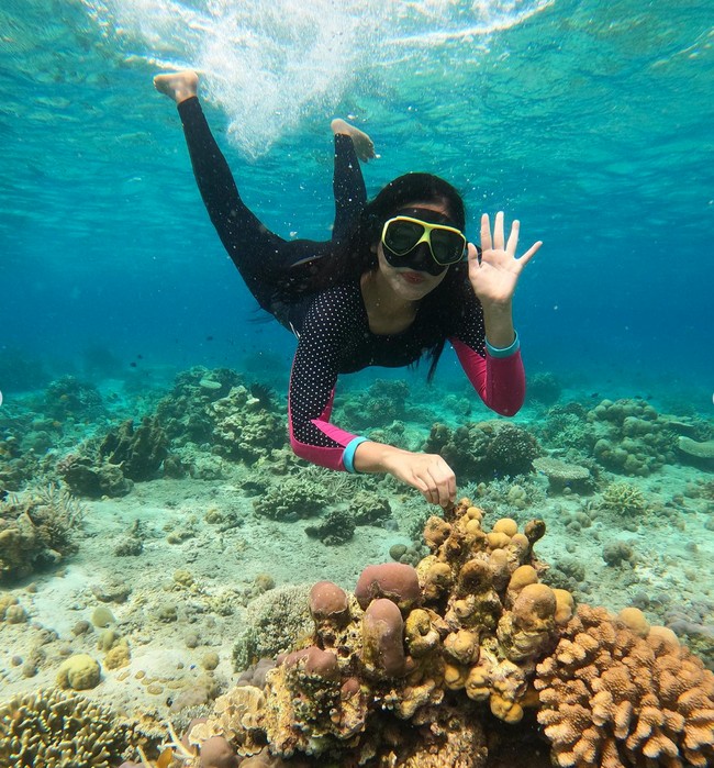 Titi Kamal juga tampak melakukan snorkling bersama kedua putranya untuk menikmati keindahan laut di sana. Tak lupa Titi mengabadikan momen dirinya bersama terumbu karang di laut tersebut. Foto: Instagram/@titi_kamall