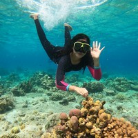 Titi Kamal juga tampak melakukan snorkling bersama kedua putranya untuk menikmati keindahan laut di sana. Tak lupa Titi mengabadikan momen dirinya bersama terumbu karang di laut tersebut. Foto: Instagram/@titi_kamall