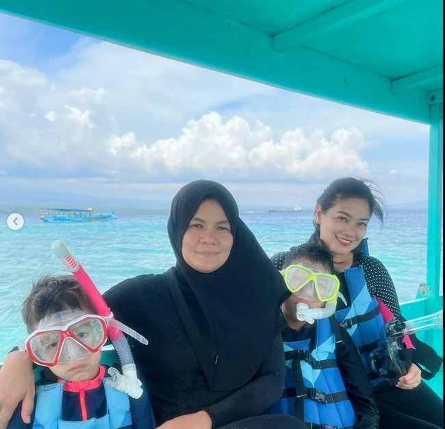 Melihat dari foto-foto yang dibagikan tampaknya sang suami, Christian Sugiono tak ikut menyusul Titi untuk berlibur bersama di sana. Walaupun demikian Titi dan anak-anaknya tetap terlihat bahagia. Foto: Instagram/@titi_kamall