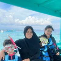 Melihat dari foto-foto yang dibagikan tampaknya sang suami, Christian Sugiono tak ikut menyusul Titi untuk berlibur bersama di sana. Walaupun demikian Titi dan anak-anaknya tetap terlihat bahagia. Foto: Instagram/@titi_kamall