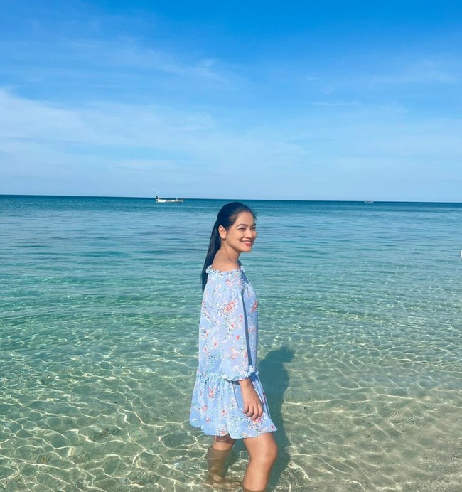 Melalui akun Instagram pribadinya Titi Kamal tampak membagikan momen-momen liburan dirinya bersama keluarga. Titi dan keluarganya itu tampak mengunjungi sebuah pantai di Pulau Tabuhan, Banyuwangi. Foto: Instagram/@titi_kamall