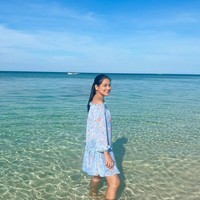 Melalui akun Instagram pribadinya Titi Kamal tampak membagikan momen-momen liburan dirinya bersama keluarga. Titi dan keluarganya itu tampak mengunjungi sebuah pantai di Pulau Tabuhan, Banyuwangi. Foto: Instagram/@titi_kamall